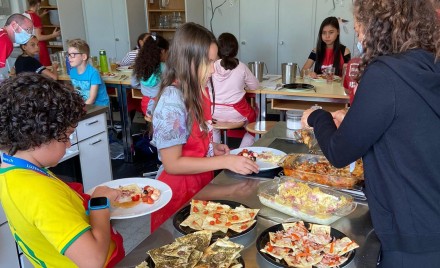 Kinder kochen zusammen mit den Freiwilligen des JRK