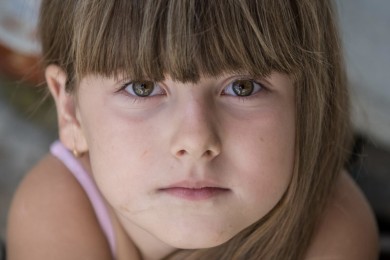 Mädchen aus der Ukraine, das traurig in die Kamera blickt