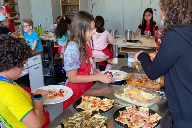 Kinder kochen zusammen mit den Freiwilligen des JRK