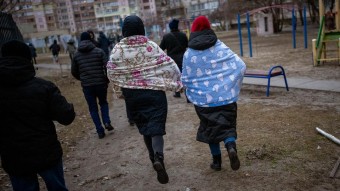 Bewohner:innen verlassen ihre Häuser in der Ukraine
