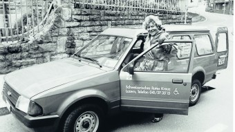 Schwarz-Weiss-Foto: Eine Freiwillige als Fahrerin des SRK-Fahrdienstes