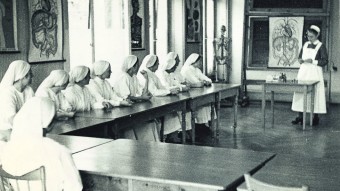 Schwarz-Weiss-Fotografie: Krankenpflegerinnen in der Ausbildung