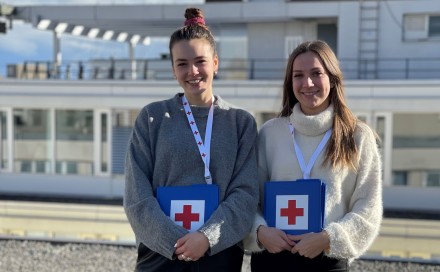 Zwei Studentinnen, die für das SRK im Kanton Luzern informieren