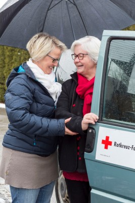 Freiwillige fährt Frau in ihrem Auto zum Arzt