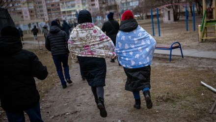 Bewohner:innen verlassen ihre Häuser in der Ukraine