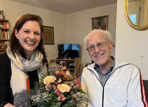 100-jährige Ernst Fellmann mit GF Jasmin Stutz